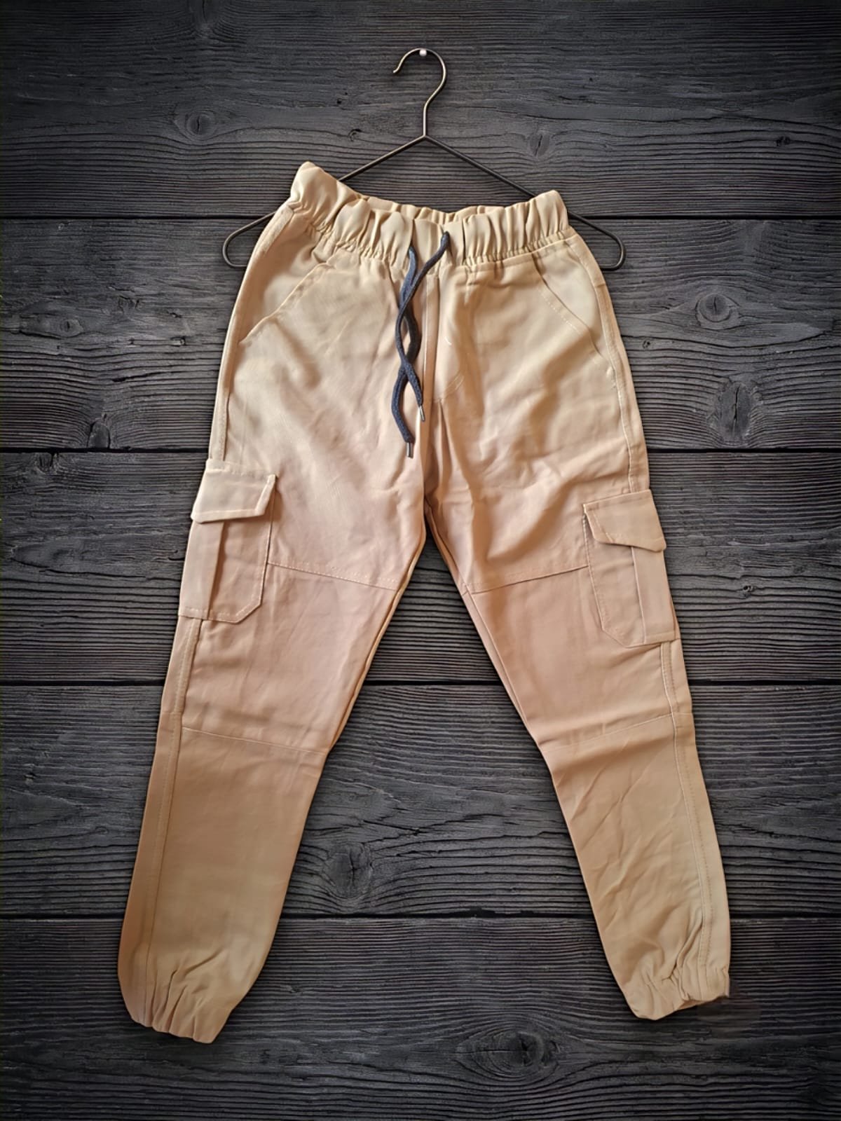 Style92 Boys Khaki Soft Cotton Jeans Cargo Trousers are designed for everyday comfort and modern style. Made from premium soft cotton jeans fabric, these trendy 6-pocket cargo trousers feature a comfortable elastic waistband with drawstring, durable stitching, and a stylish khaki finish. Perfect for casual wear, outdoor activities, travel, and party wear. Available in sizes 24 to 38, ideal for boys aged 3 to 14 years. ✔️ Premium Soft Cotton Jeans Fabric ✔️ Trendy 6 Pocket Cargo Design ✔️ Comfortable Elastic Waist with Drawstring ✔️ Soft, Breathable & Durable ✔️ Perfect for Casual, Outdoor & Party Wear ✔️ Available Sizes: 24–38 ✔️ Age Group: 3–14 Years Style92 – Premium Quality | Trendy Style | Everyday Comfort
